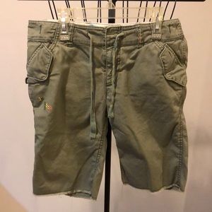 AMERICAN EAGLE Bermuda shorts military green size 4